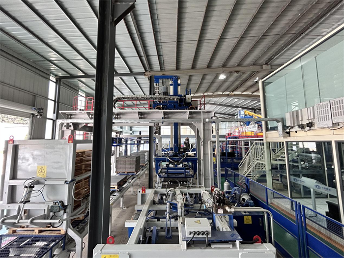 Высокопроизводительная линия по производству ПК-кирпича из искусственного камня серии ZN компании QGM была успешно запущена в производство на ведущей компании по производству экологически чистых строительных материалов на юго-западе Китая.