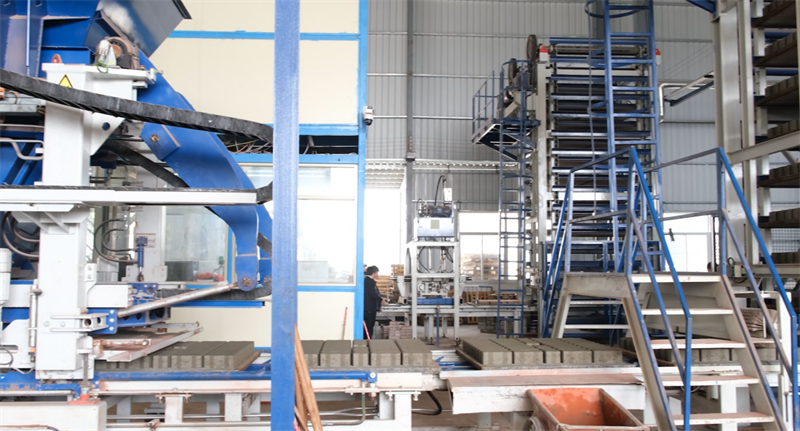 Одна машина, несколько кирпичей, энергосбережение и сокращение выбросов углекислого газа: модель QGM Zenith 15 создает «модель QGM» экологически чистых строительных материалов.