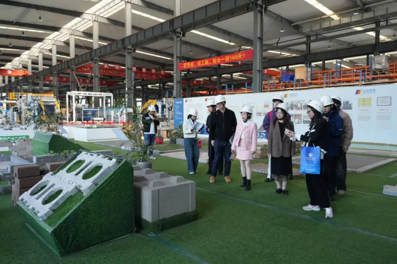 Ориентируясь на потребности развития за рубежом, компания Quangong Machinery Co., Ltd. сотрудничает с Университетом иностранных исследований и торговли Фучжоу для развития международно-ориентированных талантов.