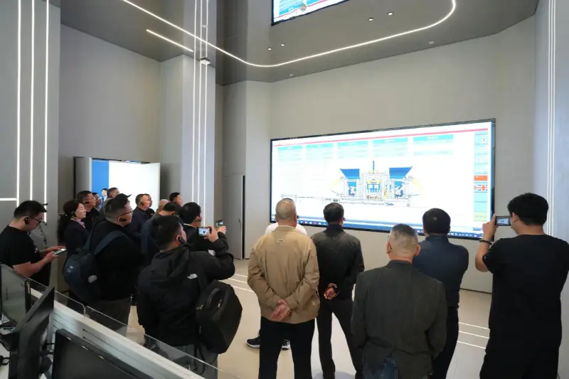 В Цюаньчжоу состоялось второе заседание Постоянного совета 8-й сессии Китайской ассоциации строительных блоков; Quangong Machinery Co., Ltd. вносит вклад в отраслевой обмен и развитие.